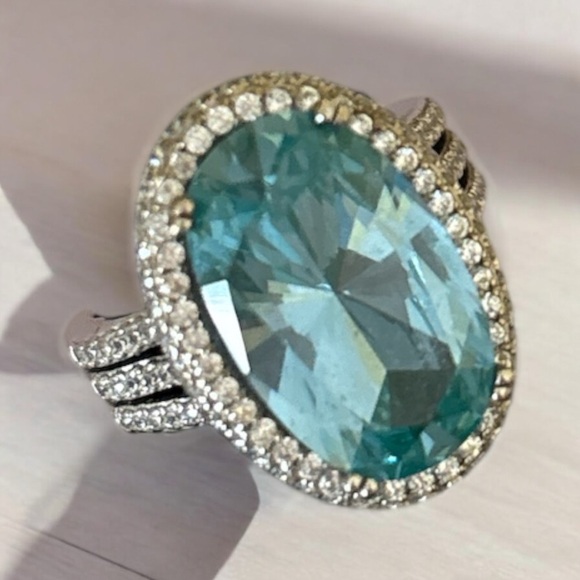 Elegant Silver and Blue Topaz Gemstone Ring - Picture 1 of 4